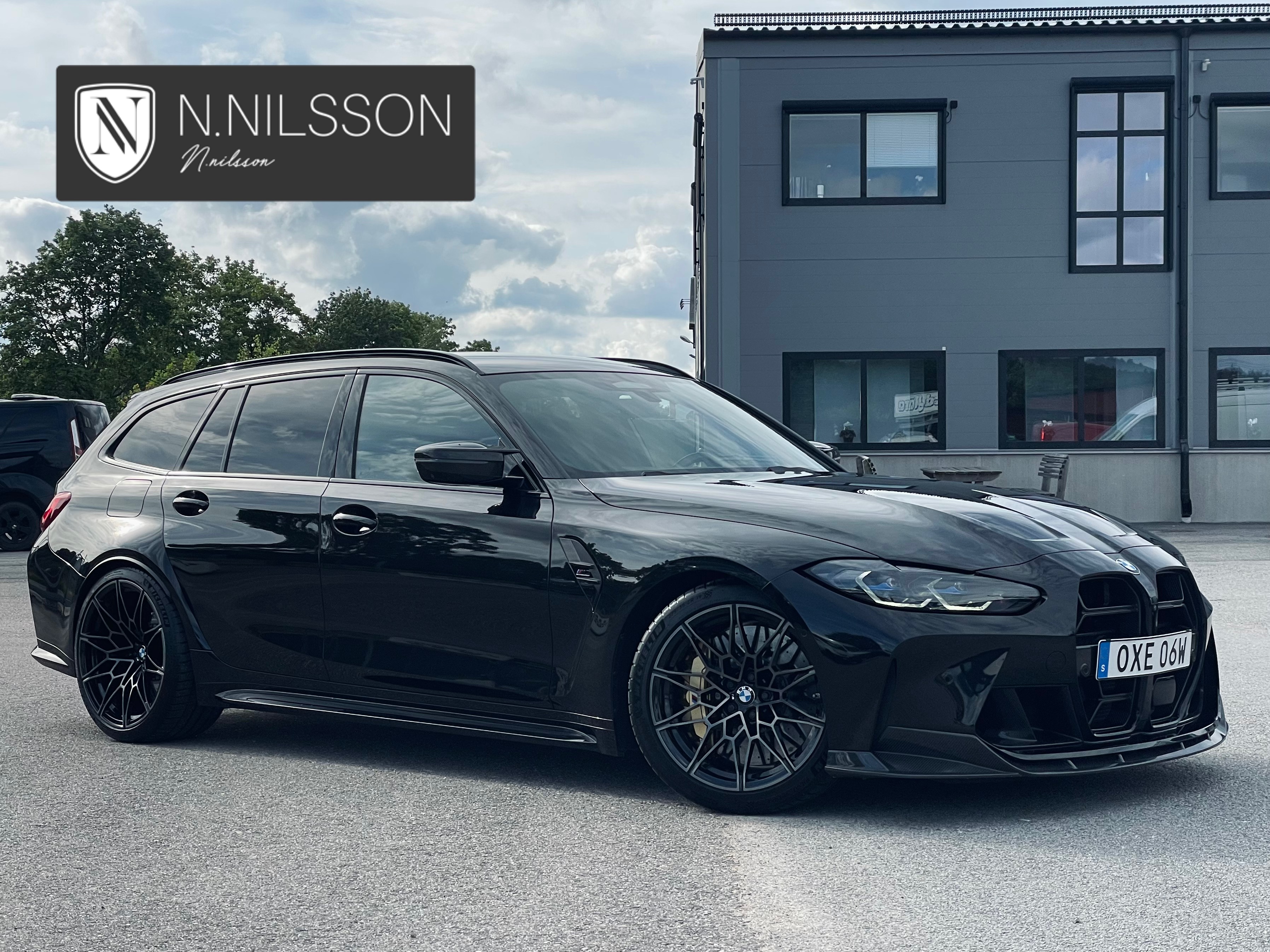BMW utanför N.Nilsson Bil i Alingsås