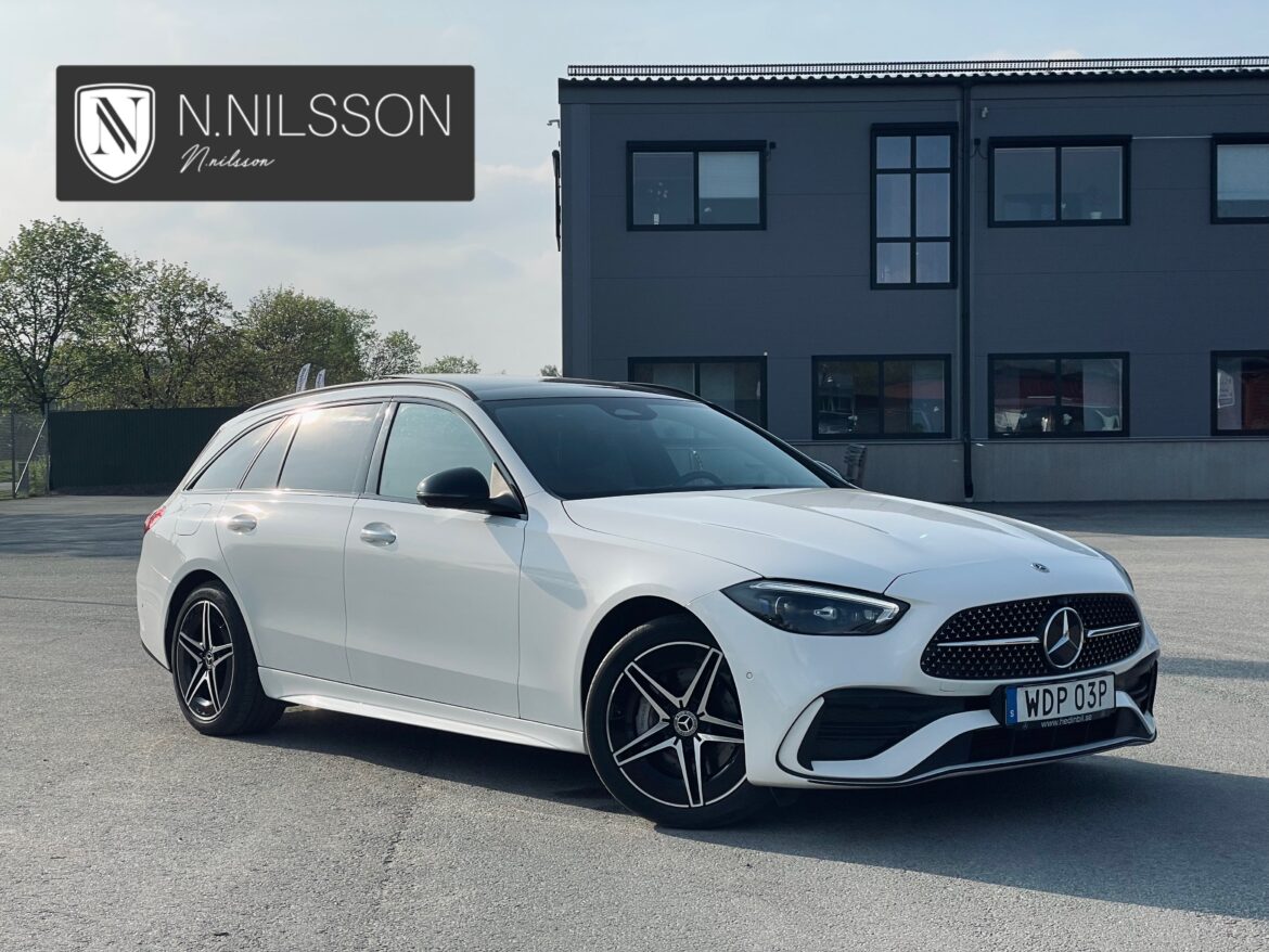 Vit Mercedes-Benz kombi utanför N.Nilsson Bil