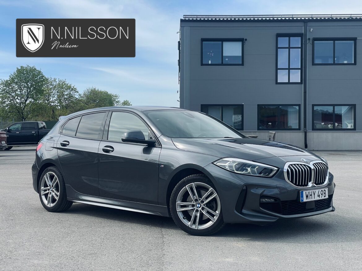 Grå BMW 1-serie utanför N.Nilsson Bil